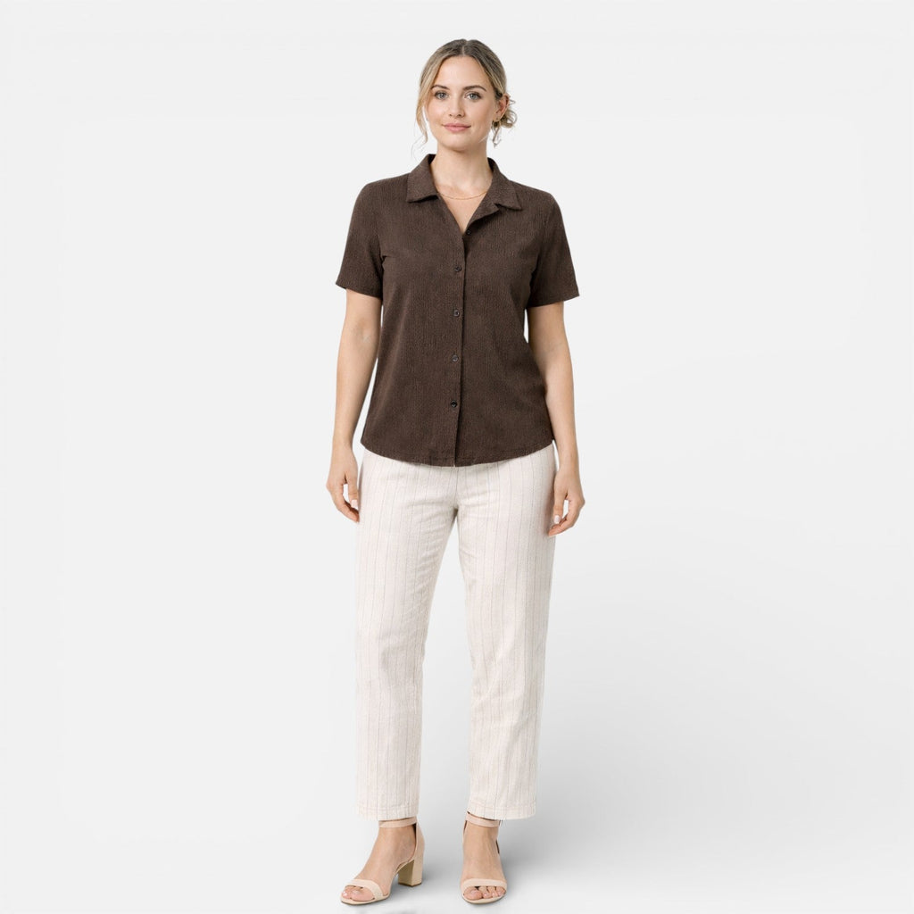 Classic Short Sleeve Women's Button-Up Shirt in Soft Cotton for Casual Wear